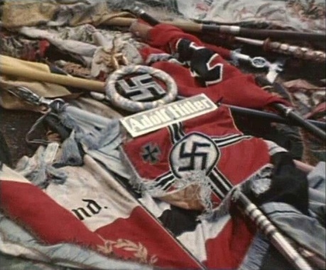 Nazistiska fanor på Röda Torget 1945
