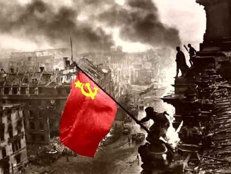 Sovjetunionens flagga vajar över tyska Reichstag