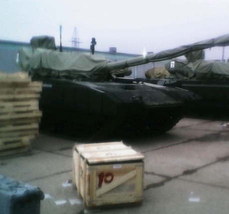 En grupp med T-14 uppställd utanför Moskva
