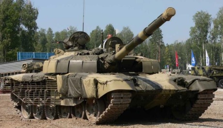T-72B2 eller T-72BM med förtäckt pansar